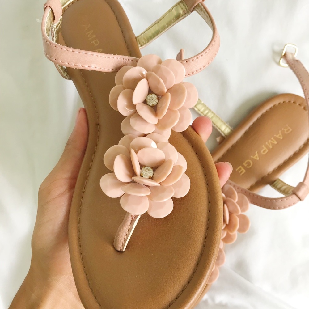 Sandals with blush pink roses